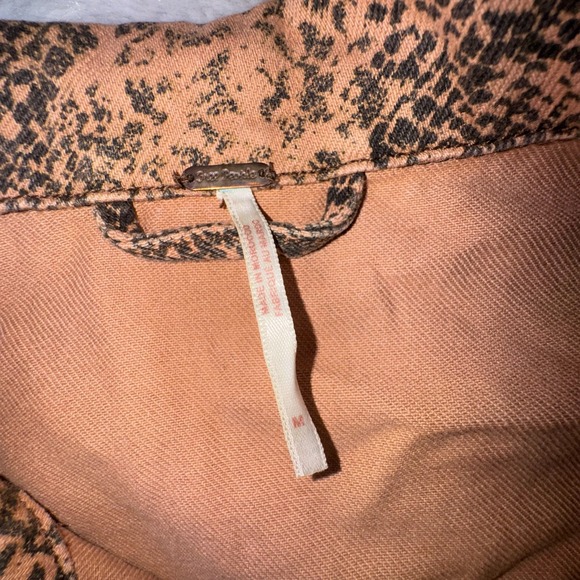 Free People Jacket Womens Medium Trucker Brown Snake Print Denim Button‎ Front - Picture 5 of 9
